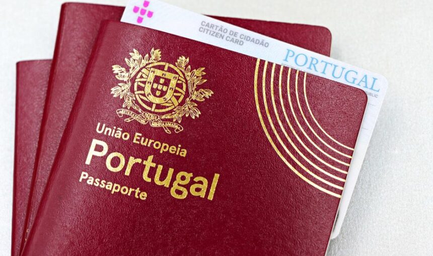 Imagem em close-up de passaporte e cartão de cidadão portugueses, essenciais para viajar e para identificação na UE.