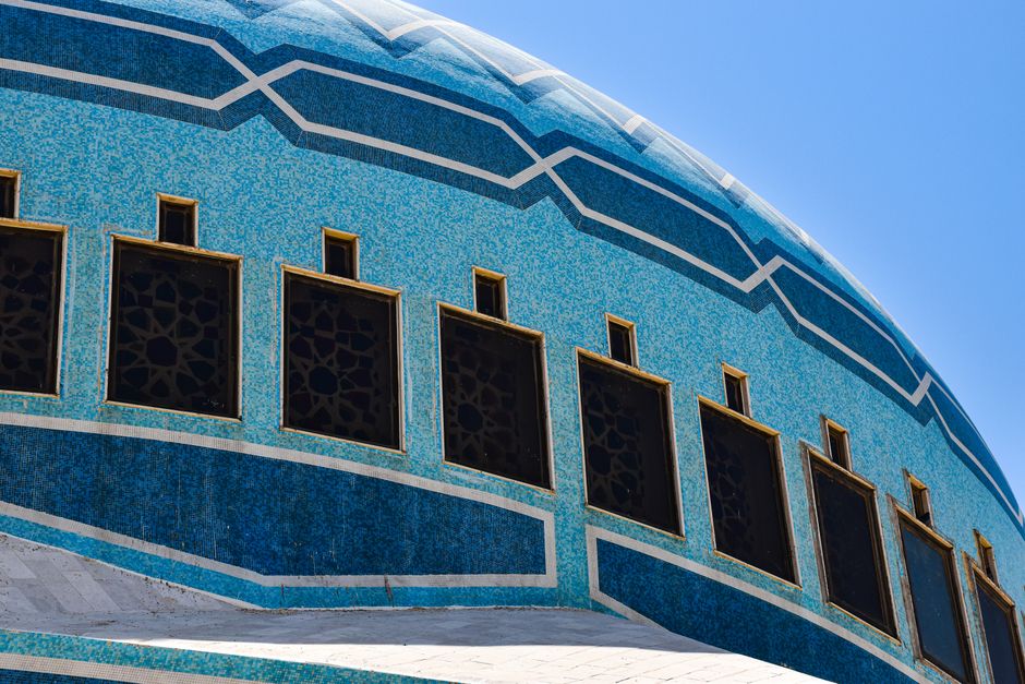 Cúpula de mosaico azul da Mesquita Rei Abdullah I em Amã, Jordânia, em detalhe.