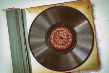 Um disco de vinil clássico numa capa retro evoca nostalgia e um ambiente de música vintage.