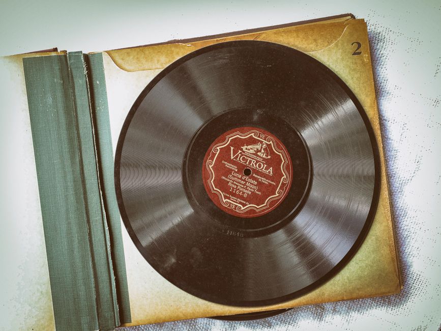 Um disco de vinil clássico numa capa retro evoca nostalgia e um ambiente de música vintage.