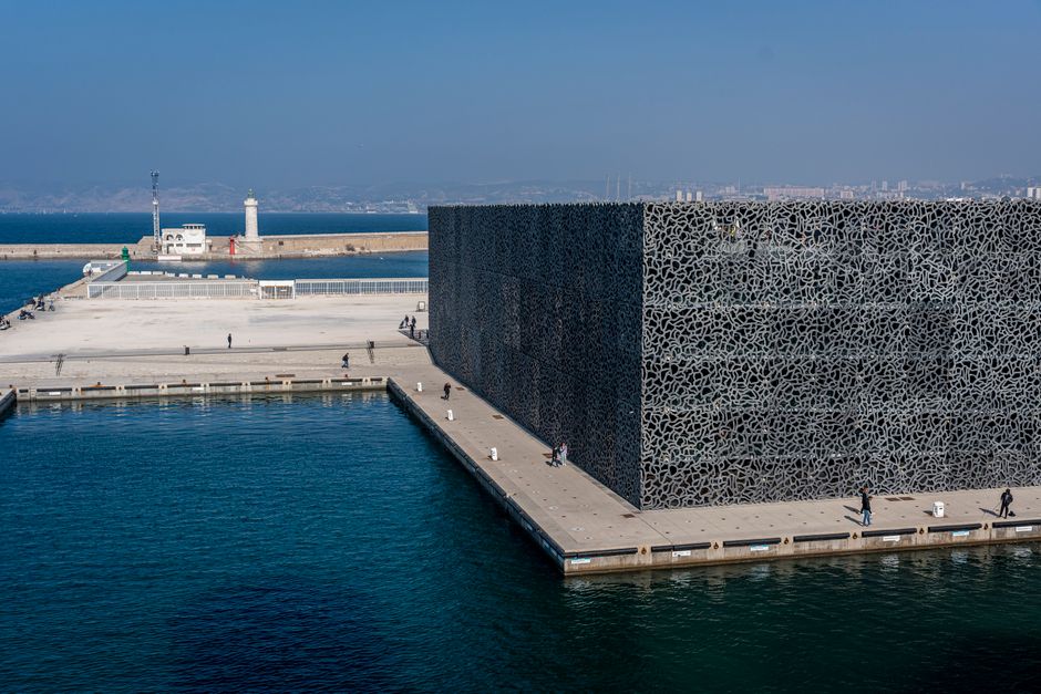O exterior do museu MUCEM em Marselha, com a sua arquitetura moderna única junto ao mar.