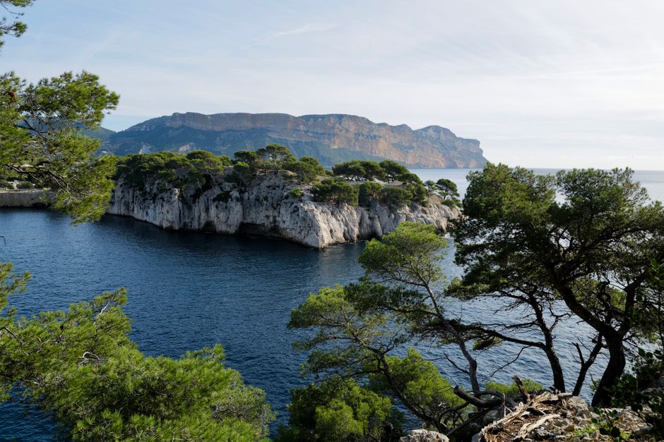 Vista aérea panorâmica da costa rochosa e das águas azul-profundo do Parque Nacional das Calanques.