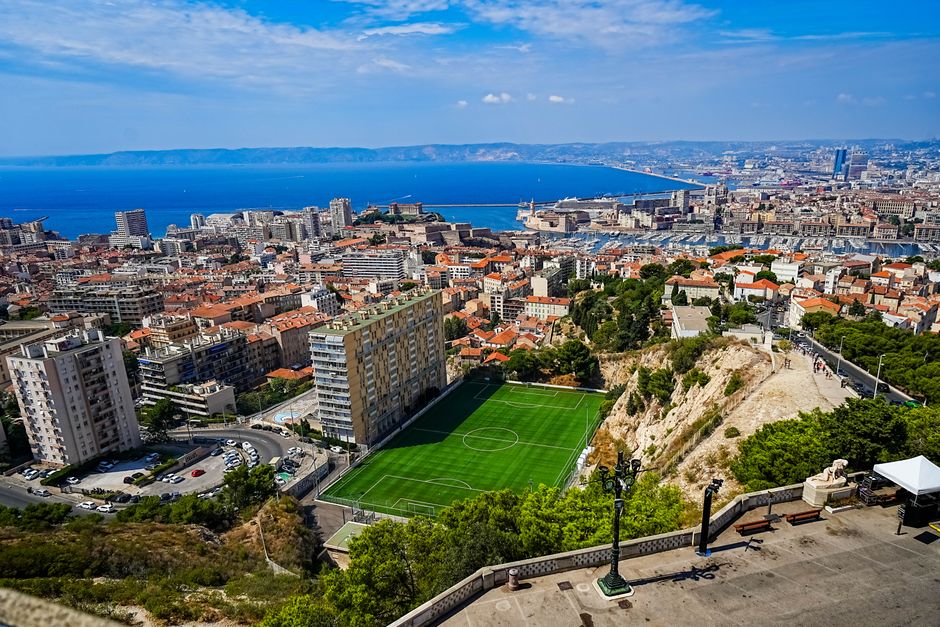 Uma vista aérea deslumbrante de Marselha, França, mostrando o horizonte da cidade e o Mar Mediterrâneo.